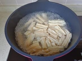 锅里水开下腐竹超市两分钟捞出。