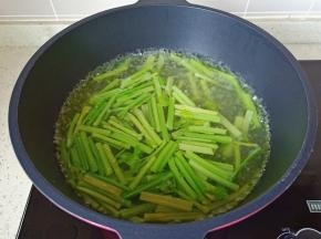 芹菜焯水一分钟左右。