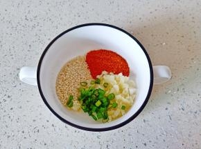 碗里放辣椒粉，芝麻，蒜，葱。