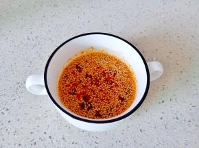 搅拌均匀料汁。