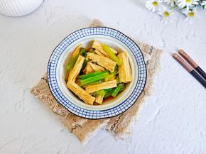 把腐竹，芹菜放碗里，倒入料汁拌均匀。