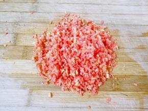 红萝卜洗干净，用擦丝器先擦成细丝，再剁成碎末。