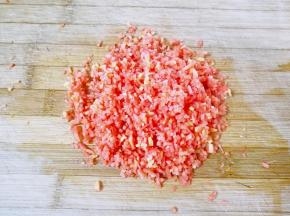 红萝卜洗干净，用擦丝器先擦成细丝，再剁成碎末。