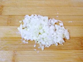 大葱洗干净切碎末。
