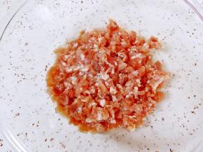 肉馅里面加入生姜水，顺着一个方向搅打上劲，直至生姜水完全被肉馅吸收。