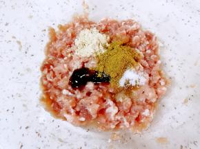 加入味极鲜酱油、鸡粉、蚝油、十三香和盐搅拌均匀。