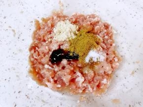 加入味极鲜酱油、鸡粉、蚝油、十三香和盐搅拌均匀。