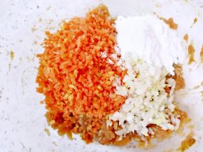 加入红萝卜、葱末和淀粉搅拌均匀。