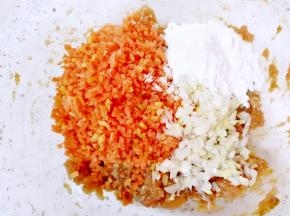 加入红萝卜、葱末和淀粉搅拌均匀。