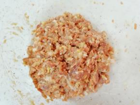 拌好的肉馅静置10-15分钟。