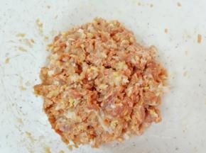 拌好的肉馅静置10-15分钟。