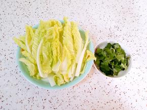 娃娃菜和香菜洗干净切好备用。