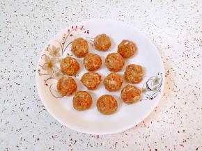 静置好的肉馅团成肉丸子备用。