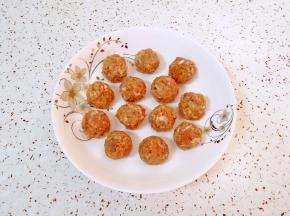 静置好的肉馅团成肉丸子备用。