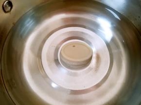 锅内加入900ml水，放入一块猪骨味浓汤宝小火烧开。 