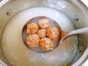 下入肉丸，烧开以后小火煮3-4分钟。 