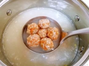 下入肉丸，烧开以后小火煮3-4分钟。 