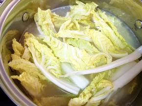 下入娃娃菜烧开。 