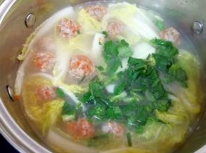 下入香菜关火。 