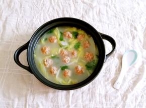 暖暖的肉丸汤完成。 