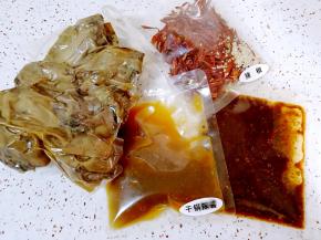 打开劲爆鸭头包装袋，里面有鸭头、干锅辣酱、火锅辣酱和辣椒包，东西很齐全的。