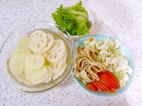 蔬菜洗好切好。