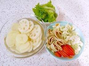 蔬菜洗好切好。