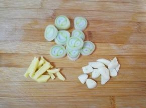 葱姜蒜准备好。 