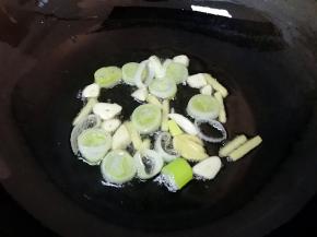 炒锅烧热倒入适量的食用油，爆香葱姜蒜。