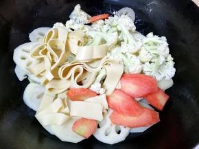 下入菜花、红萝卜和豆腐皮翻炒均匀。 
