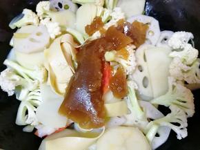 加入干锅辣酱翻炒均匀。 