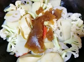 加入干锅辣酱翻炒均匀。 