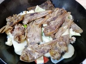 下入鸭头翻炒均匀(因为鸭头本身就是熟的，不用煮很长时间)，加入适量开水煮2分钟左右。 