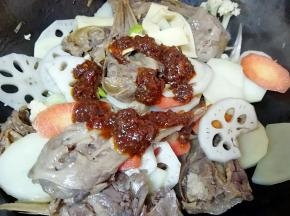 加入火锅辣酱翻炒均匀(火锅辣酱根据自己的口味添加，我不是特别能吃辣，所以放了一半)。