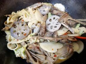 放盐调味(盐根据自己的口味放，如果把火锅辣酱放完的话估计就不用放盐了)。