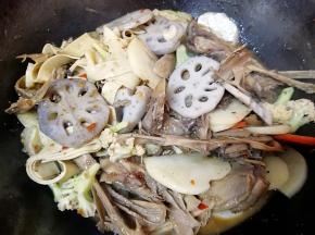 放盐调味(盐根据自己的口味放，如果把火锅辣酱放完的话估计就不用放盐了)。