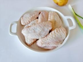 准备鸡翅，土豆，葱。