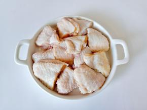 鸡翅冷水浸泡出杂质，对半剪开。