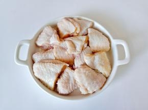 鸡翅冷水浸泡出杂质，对半剪开。