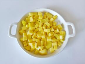 土豆削皮切成片，再切成小丁。