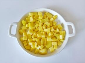 土豆削皮切成片，再切成小丁。