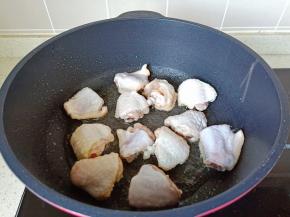 热锅凉油，把鸡翅一个个码到锅里，开中火煎。