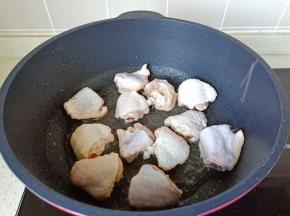 热锅凉油，把鸡翅一个个码到锅里，开中火煎。