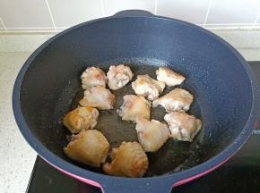 煎到两面金黄捞出。