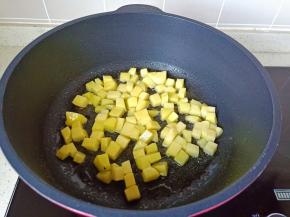 锅里重新放适量的食用油，放土豆丁煎。