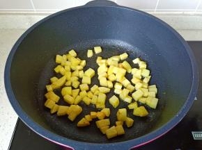 煎到土豆丁四面微黄盛盘。