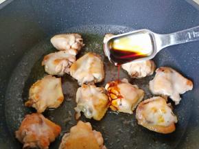 加入生抽两勺。