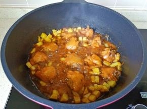 最后加入煎好的土豆丁炖煮五分钟。