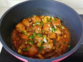 炖到汤汁粘稠，开大火收汁，撒葱花即可关火。