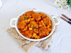 鸡翅肉质细嫩，土豆丁绵糯香甜。